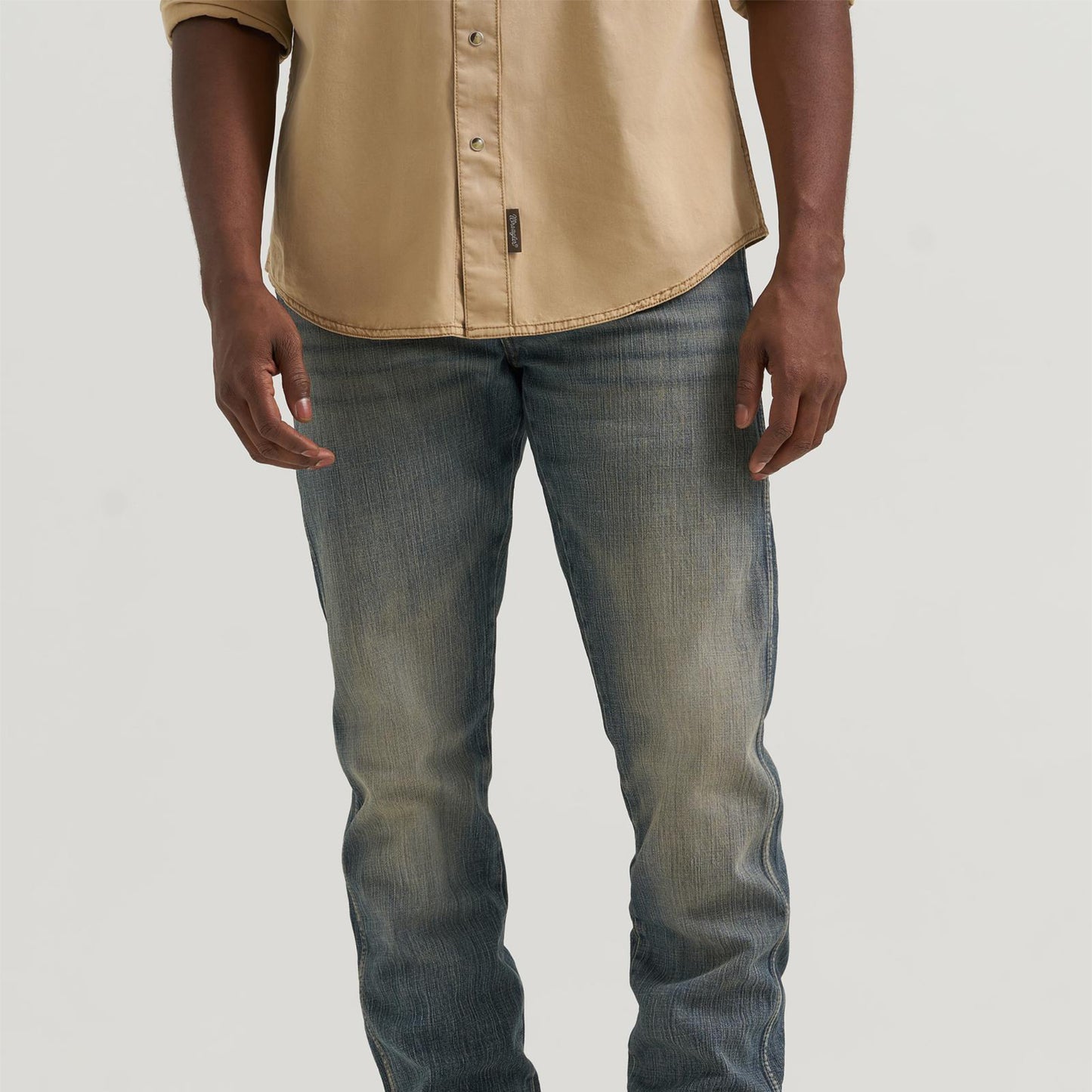 Vaqueros rectos ajustados Retro® de Wrangler® para hombre - Dark Knight Stretch