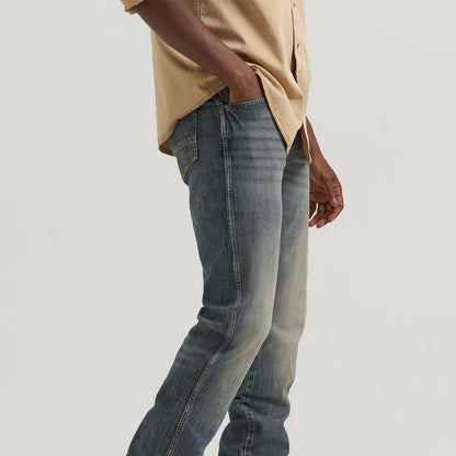 Vaqueros rectos ajustados Retro® de Wrangler® para hombre - Dark Knight Stretch